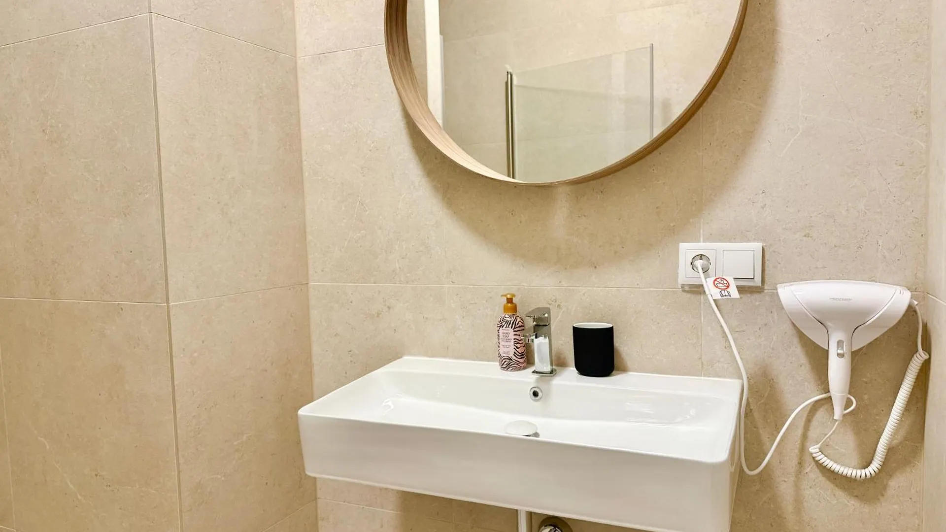 Central Renovated Apartment With Balcony Vienna