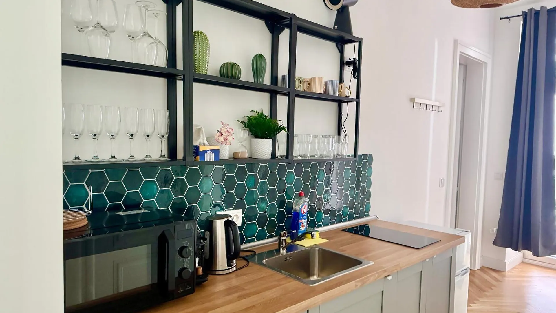 Central Renovated Apartment With Balcony Vienna